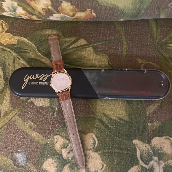 Vintage Guess Brown Leather Strap Timepiece 1991 - Picture 3 of 3
